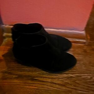 These are one inch heels,/boots. And they are size three in girls!😘